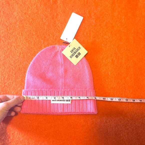 Anya Hindmarch Uniqlo collab pink 100% cashmere knitted beanie hat tuque NWT - Picture 7 of 8
